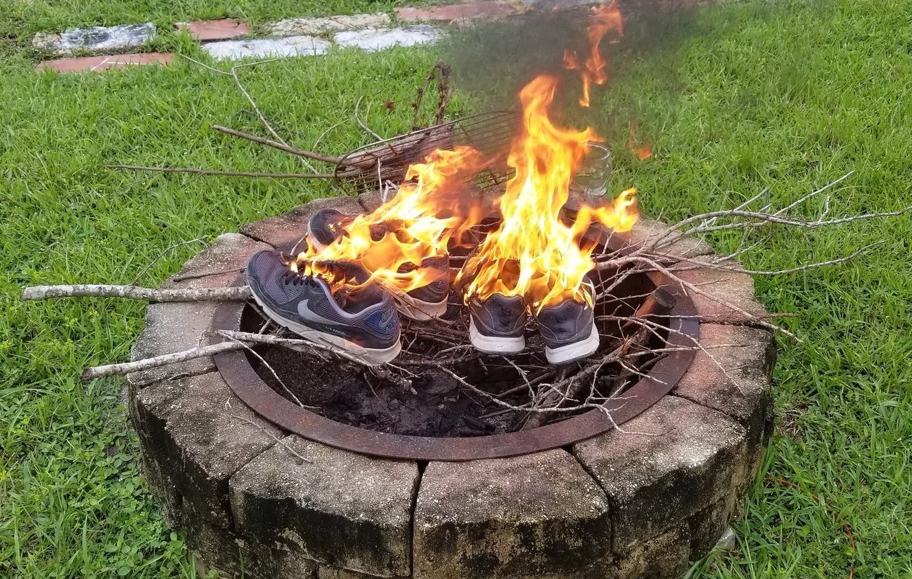 Сжигая обувь Nike